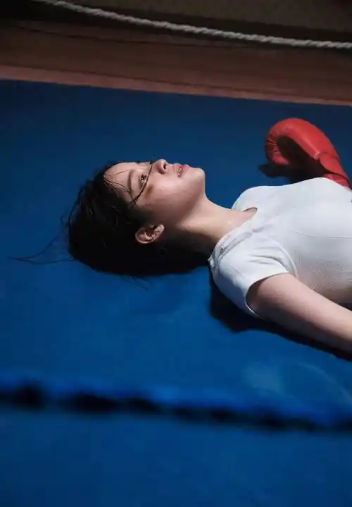 欧阳娜娜拳击手mv剧照流出 酷飒帅气 一身简单白t掩不住丰满好身材