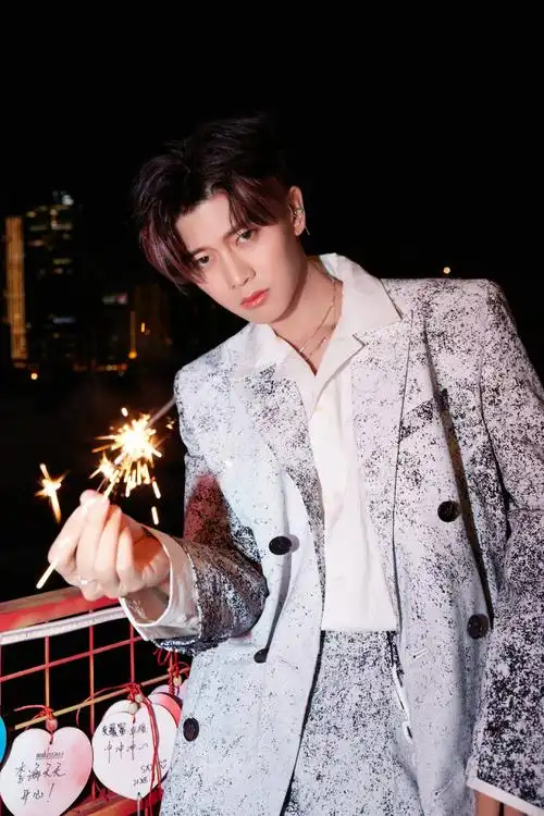 任嘉伦新歌《see ya》写真曝光 无水印九宫格大片满分好评