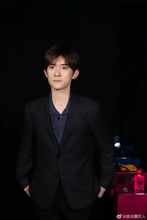 易烊千玺的抓拍时刻9615终于看到新鲜的了,黑色西装造型大气又