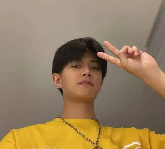 原创任嘉伦发九宫格自拍,还是熟悉的配方,不过照片有点不一样_存货