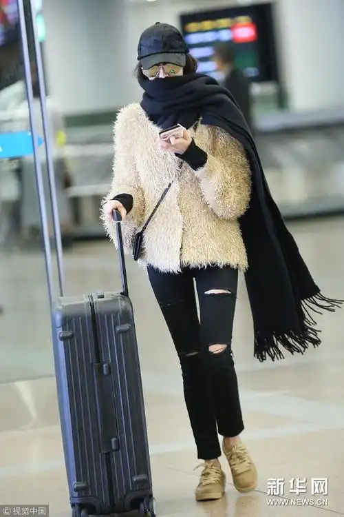 2016年11月14日,北京,迪丽热巴现身机场.