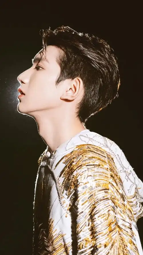 王源单曲创意挑战# 喉结 侧脸 想亲亲^3^. 来自丸圆的笑好甜 - 微博