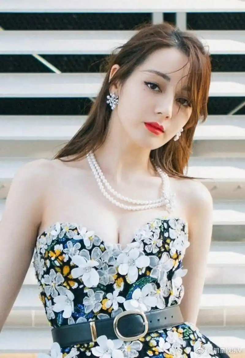 迪丽热巴# 黑色拼接抹胸长裙,美艳不可方物!