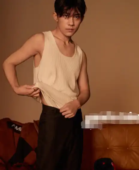 易烊千玺撩衣秀身材看到凸起一物粉丝沸腾了这也太大了