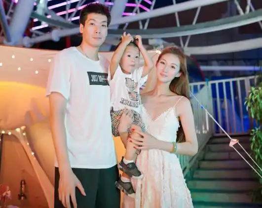 任骏飞晒全家福拜年妻子是美丽模特儿子身高条件突出