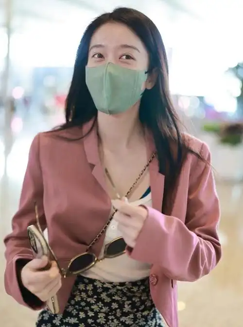 张雪迎穿着粉色西服搭碎花短裙身材苗条楚楚动人