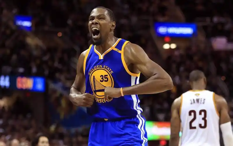 杜兰特一直被人们拿来和詹姆斯做对比,本赛季5巨头的勇士虽然还没正式