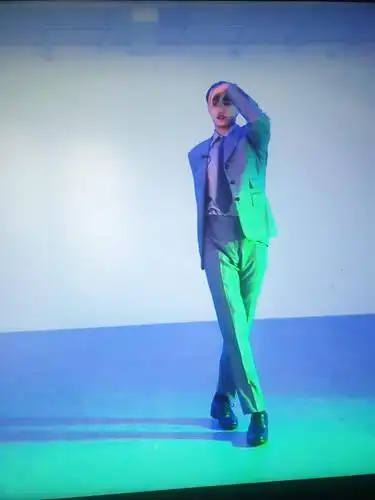 kai身穿帅气西装出镜授课,这程度同学们还能集中学舞蹈吗?