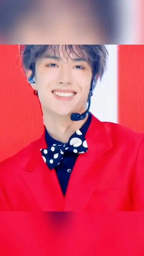 梦回创造营王一博红西装搭头盔的舞台,实在太酷了,肖战的笑容也太治愈