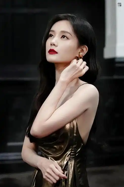 李一桐波浪卷发配吊带鎏金裙造型,实在是太迷人了