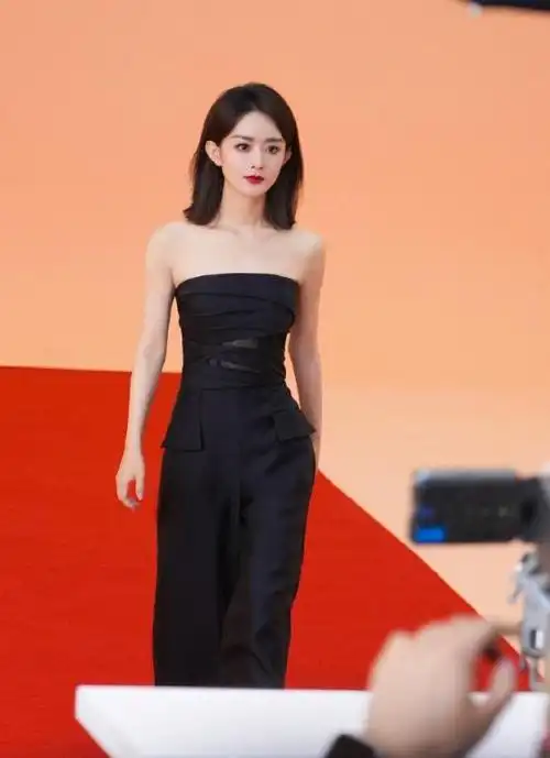 杨幂确认出席戛纳后,赵丽颖火速发文惹争议,被指露怯上不了台面