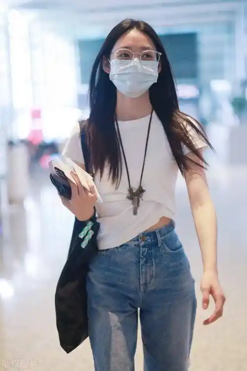 段奥娟现身虹桥机场,白te搭配牛仔裤休闲舒适_上海