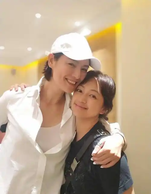 罗海琼近照,她拥有甜美的面容,老公长得一般,一家四口超幸福_台词