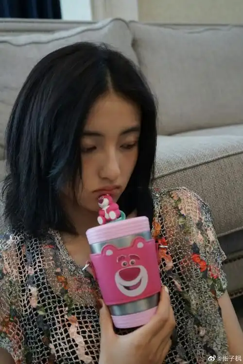 张子枫多巴胺戒指##张子枫六一怼脸自拍