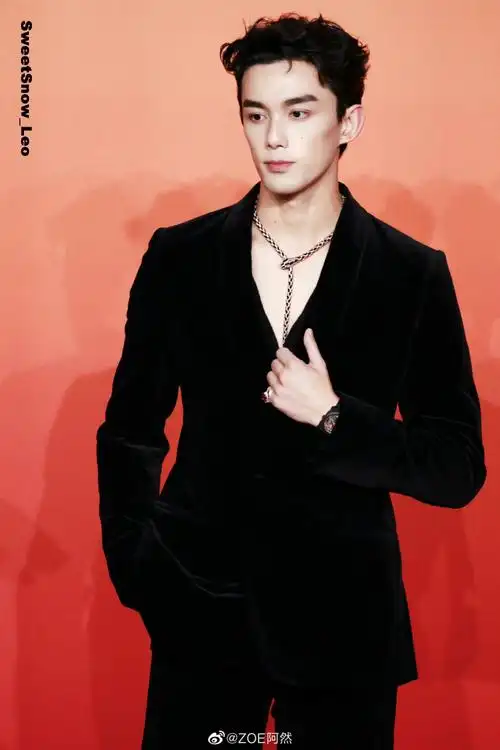 请把深v西装焊身上##吴磊电视剧爱情而已