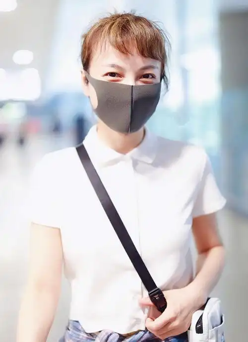 太疲惫36岁吴昕素颜现身穿着超少女近照一双眼袋有点吓人