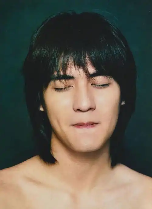 周渝民紧张到满头大汗#周渝民年轻时候的照片96,看着也是文艺型的