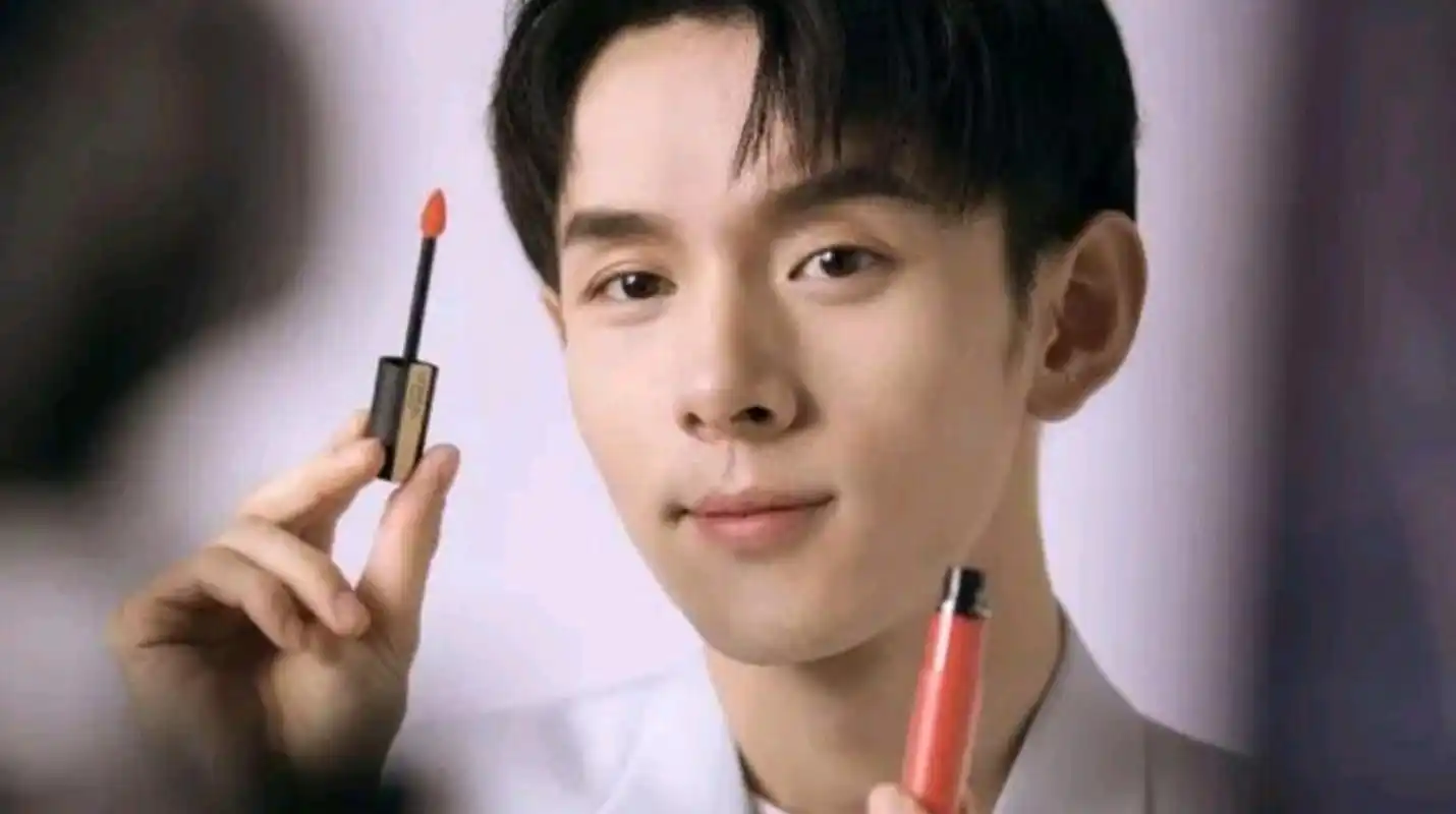 李佳琦再次引发争议,京东迅速采取行动对其进行教育.