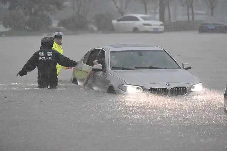 罕见特大暴雨袭击郑州城市内涝地铁停运