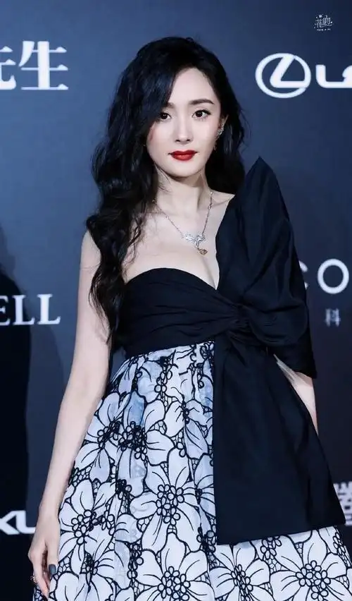 杨幂众多美艳写真大秀事业线肤白貌美大长腿太性感撩人