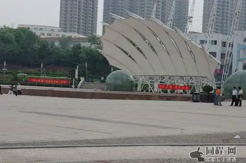 大连五彩城曾作为开发区的标志和象征,曾吸引了八方游客到此观光旅游