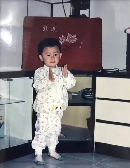 龚俊 张哲翰,老公老婆,最可爱[doge][doge]张哲翰老婆小时候虎头虎脑