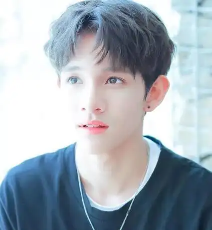 2021蓬松中分发型男,超帅复古氛围的造型