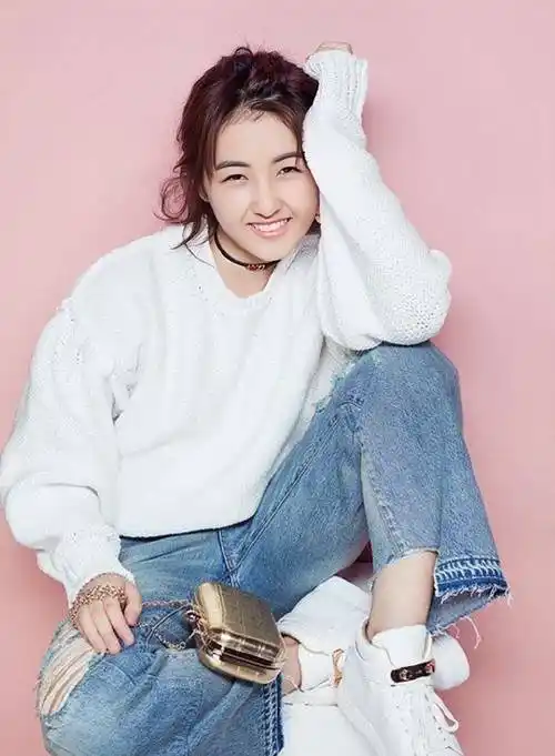 张子枫化身猫系少女,穿白色针织衫配破洞牛仔裤,清新率性又时尚_毛衣