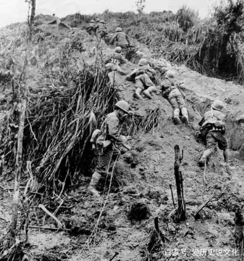 对越自卫反击战珍贵照:图4战士们扛起枪保卫国家,向你们致敬!