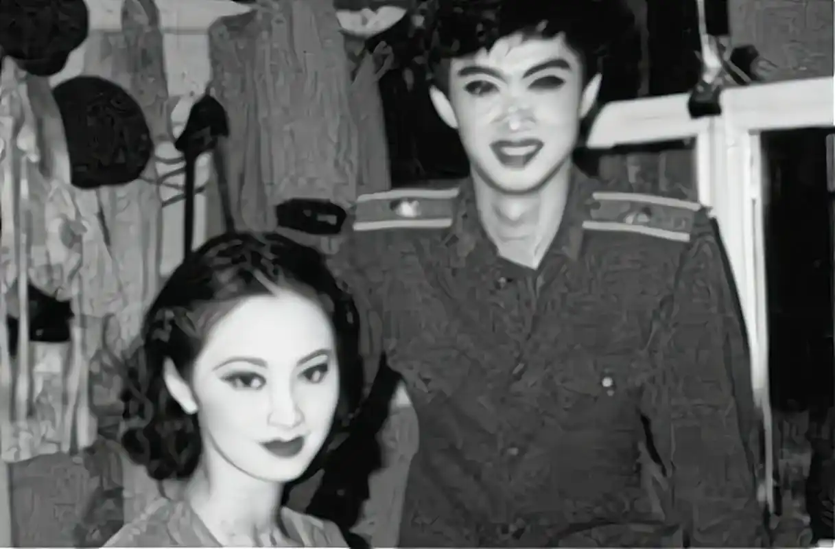 1977年,10岁的金星身穿军装,手中拿着手枪,正在练习射击.