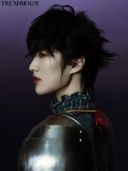 "华为公主"姚安娜最新时尚大片,穿深v秀美腿,披铠甲似女战士