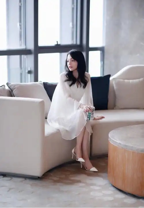 三十多岁的张韶涵还能保持少女感秘诀都在她的穿搭里