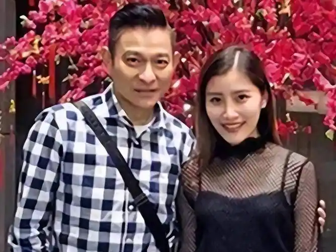 她之所以备受关注,不仅因为她是刘德华的小姨子,更因为她是一个身家过