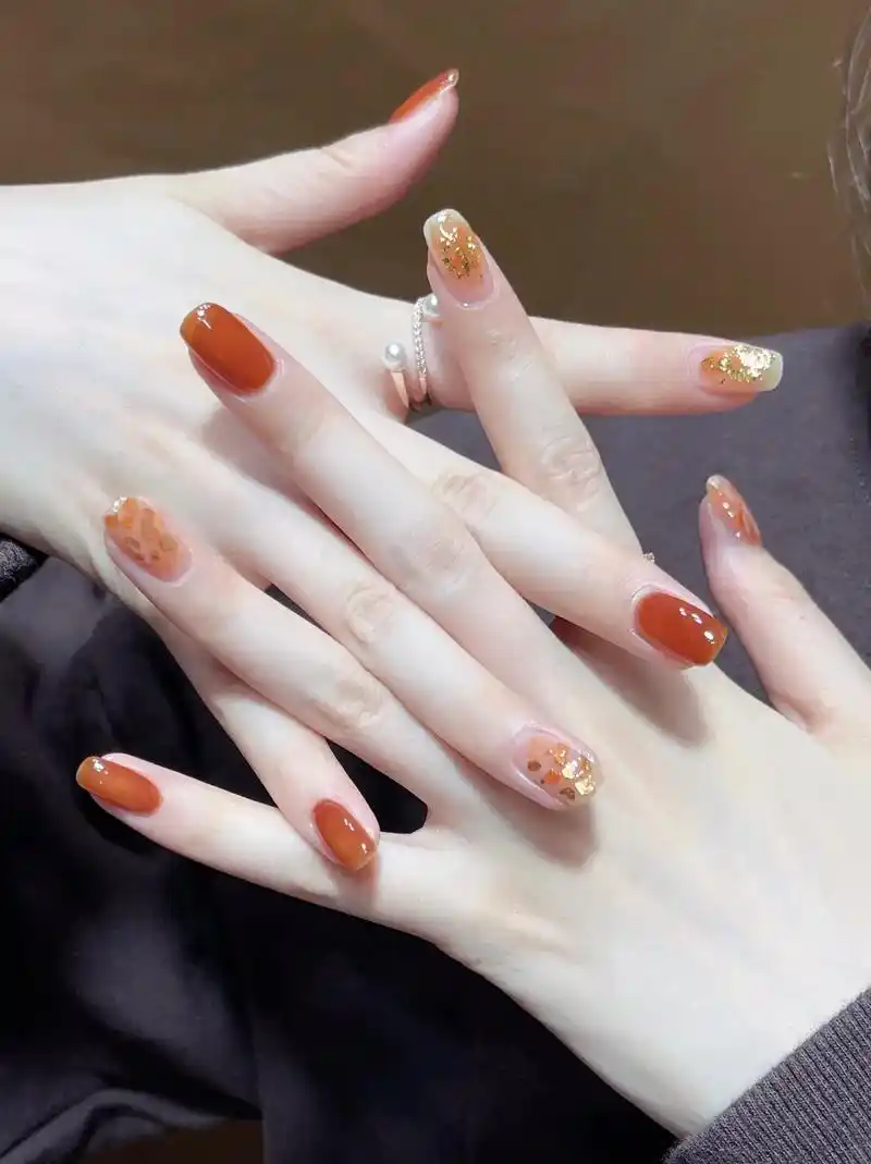 浅尝一下初秋美甲~冰透焦糖色系 好显白.都在炫秋天的第一杯奶 - 抖音