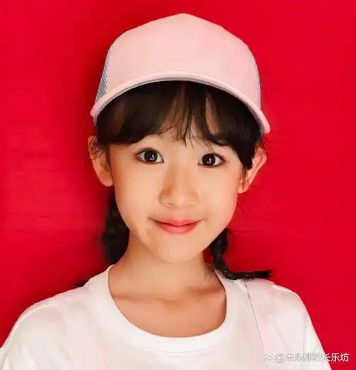 陆毅14岁的大女儿陆雨萱,小名叫贝儿,翻跳了blackpink的新歌《pink