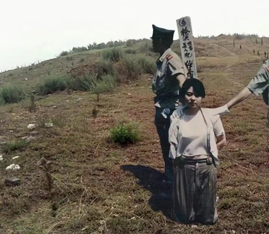 1993年,人称"中国最美女死刑犯"任雪被枪决的照片.