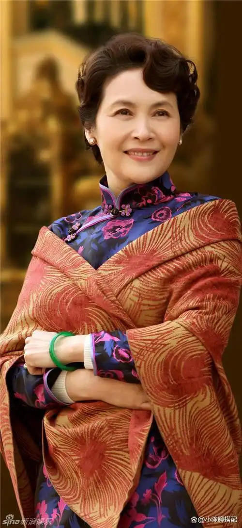 担心自己不适合旗袍?跟着中老年女星穿,50 也能演绎东方风情