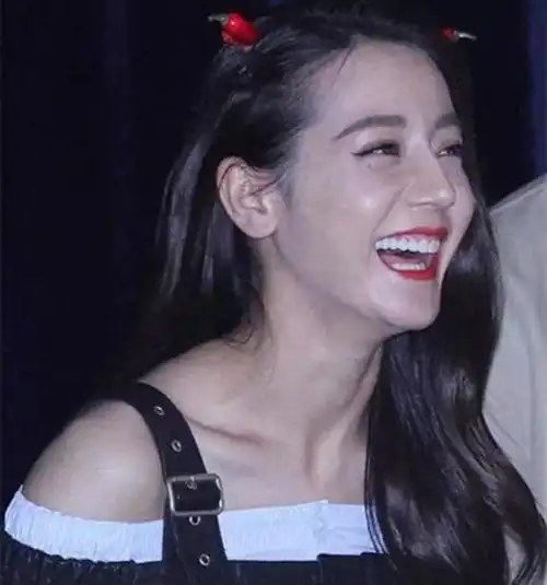 女明星大笑毁形象唐嫣刘亦菲面目全非杨颖一生黑