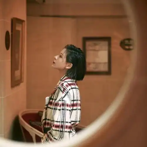 组图:张予曦晒照绿洲营业 短发造型出镜犀利时尚红唇更亮眼