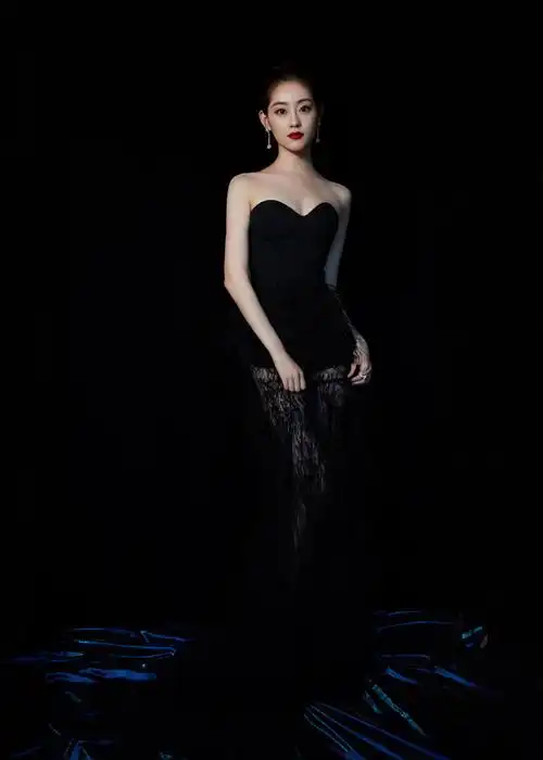 祝绪丹出席2019凤凰网时尚之选颁奖盛典,一袭羽毛拖尾长裙高贵又迷人