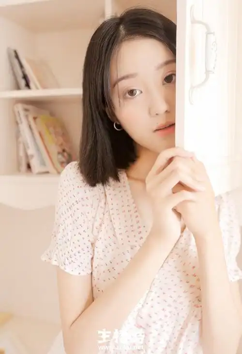 温柔气质少女纯净面容碎花衣搭短裤皮肤白到发光图片