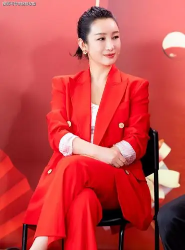 原创42岁的秦海璐气质出众!西装配白t恤简约高级,这样穿吸睛又时尚