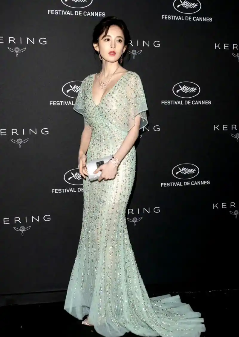 古力娜扎出国参加活动深v透视裙大秀好身材