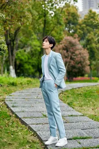 181cm成毅帅气造型颜值高身材好还很会穿这样搭简洁时髦