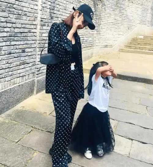 张若昀女儿被拍,娱记打码失误长相被曝光,简直是"范闲"迷你版_唐艺昕