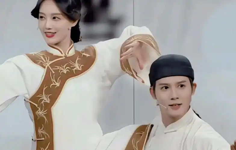 李一桐飞机上不雅行为惹争议,被网友骂上热搜,人民日报曾怒批_赵丽颖