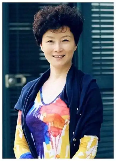 4位"妈妈专业户":天生雍容华贵,自带贵气,演不了穷人_王姬_朱茵_生活