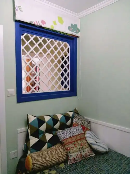 没有窗户在过道做了个假窗