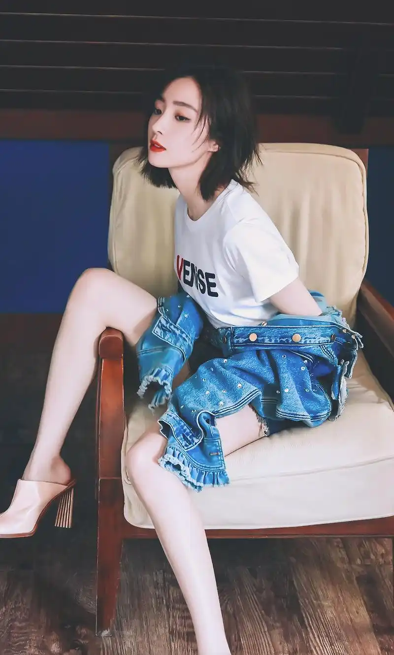 原创原来胡冰卿这么会穿,白色上衣搭配黑色七分裤,清爽简约又时尚