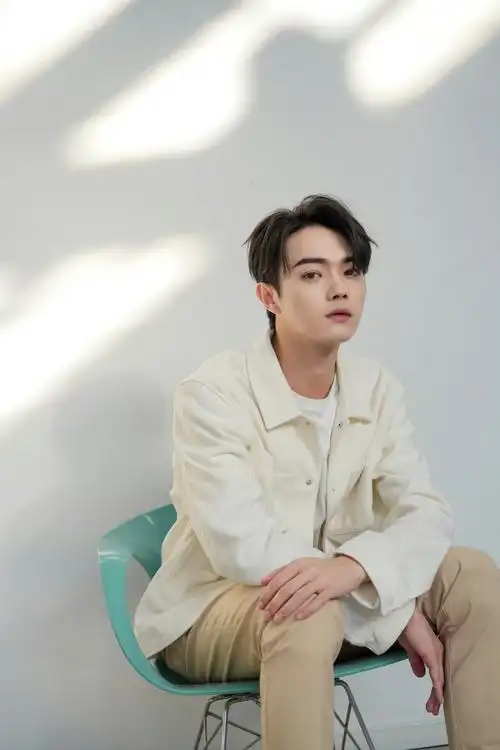 许凯的春日随拍白色夹克搭配棕黄色直筒裤